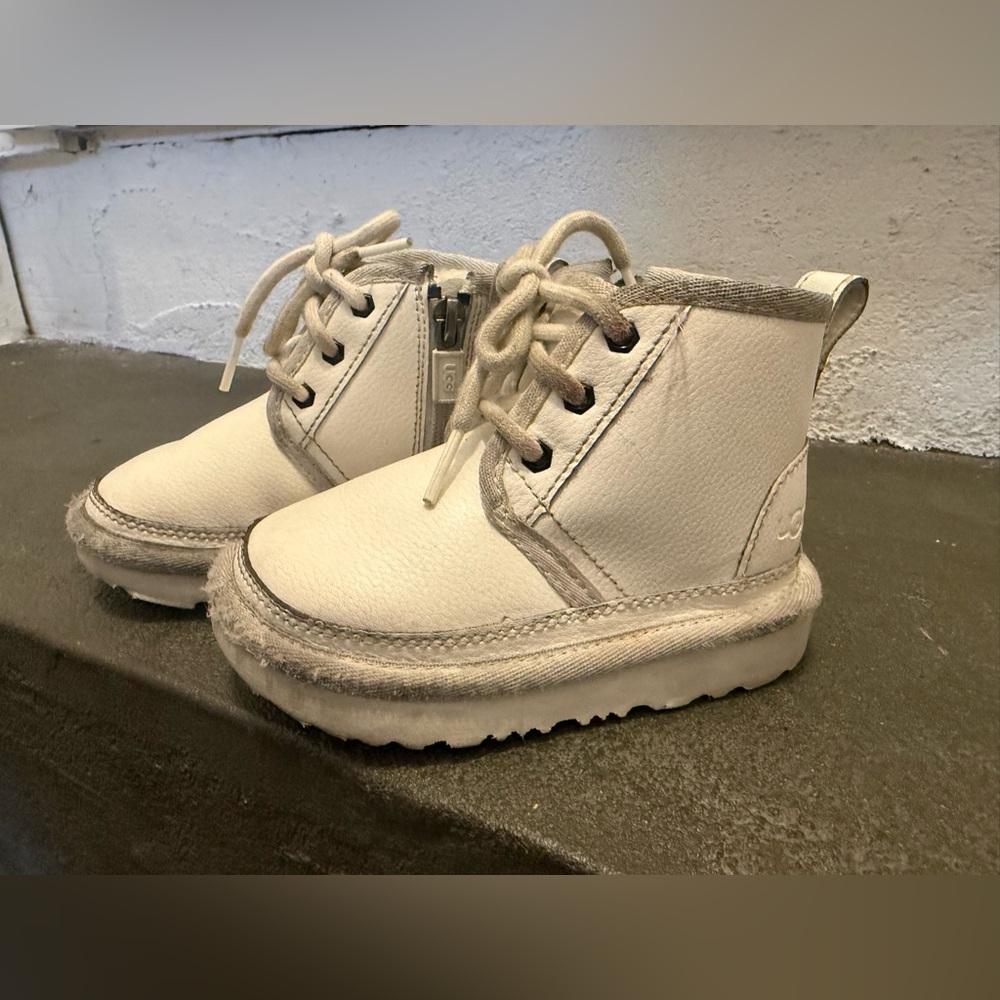 UGG Neumel White  Kids Girls Boys Boots Shoes 7c